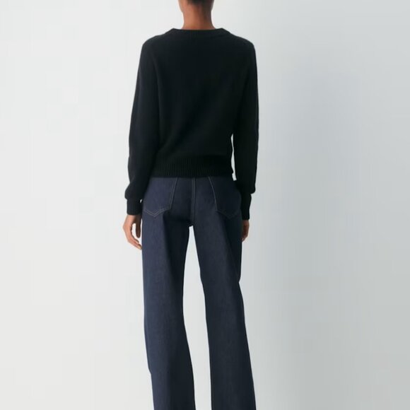 NWT Aritzia ESSENTIAL Cashmere Shrunken V-neck Sweater Black M - Picture 5 of 6